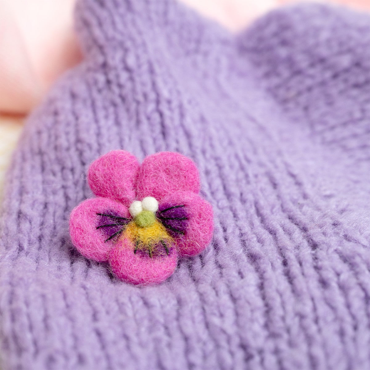 Detailfoto van vilten broche viooltje fuchsia