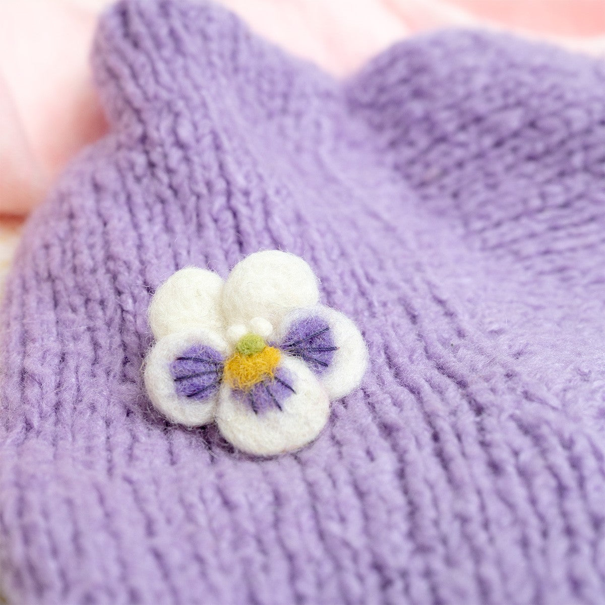 Detailfoto van vilten broche viooltje wit-lila