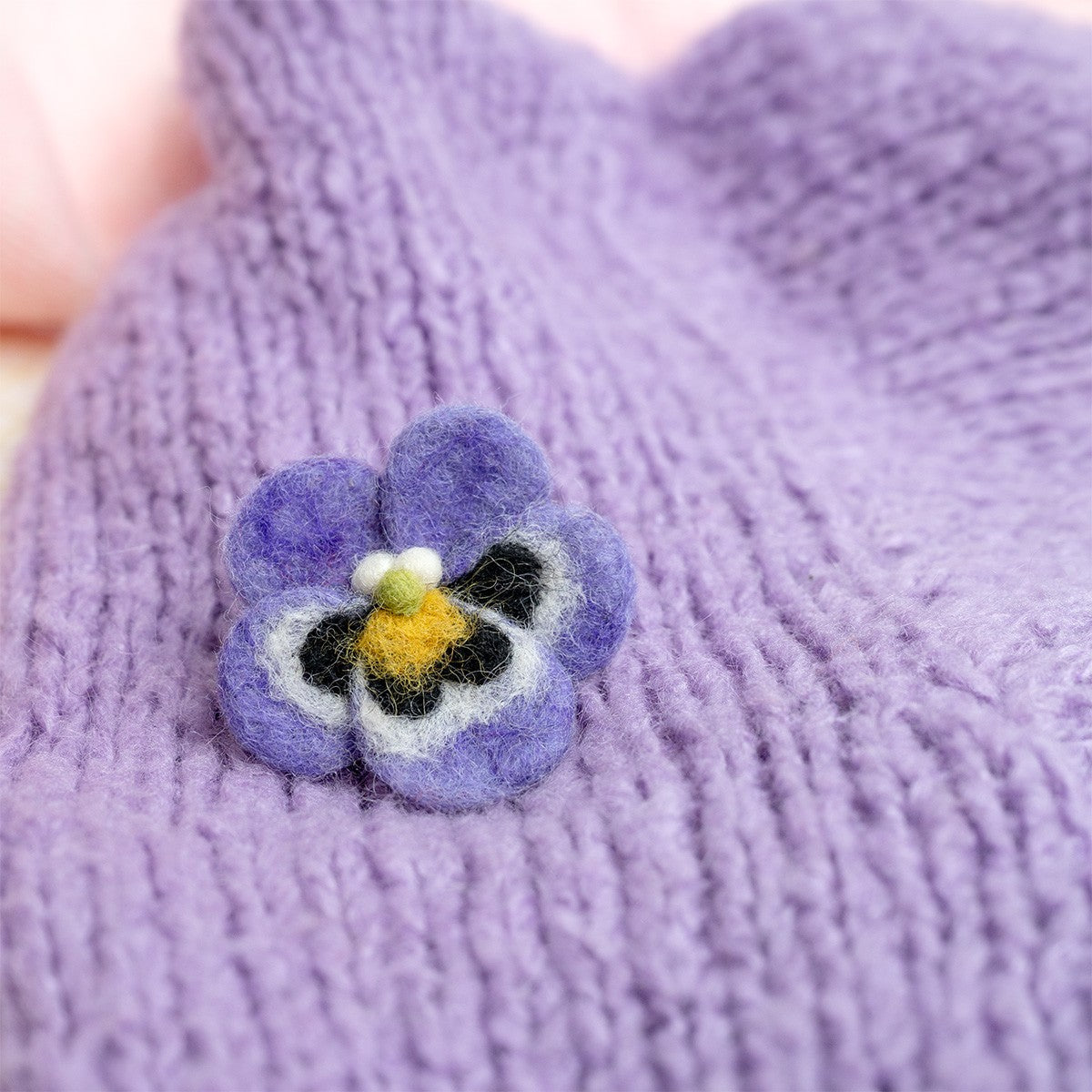 Detailfoto van vilten broche viooltje lila