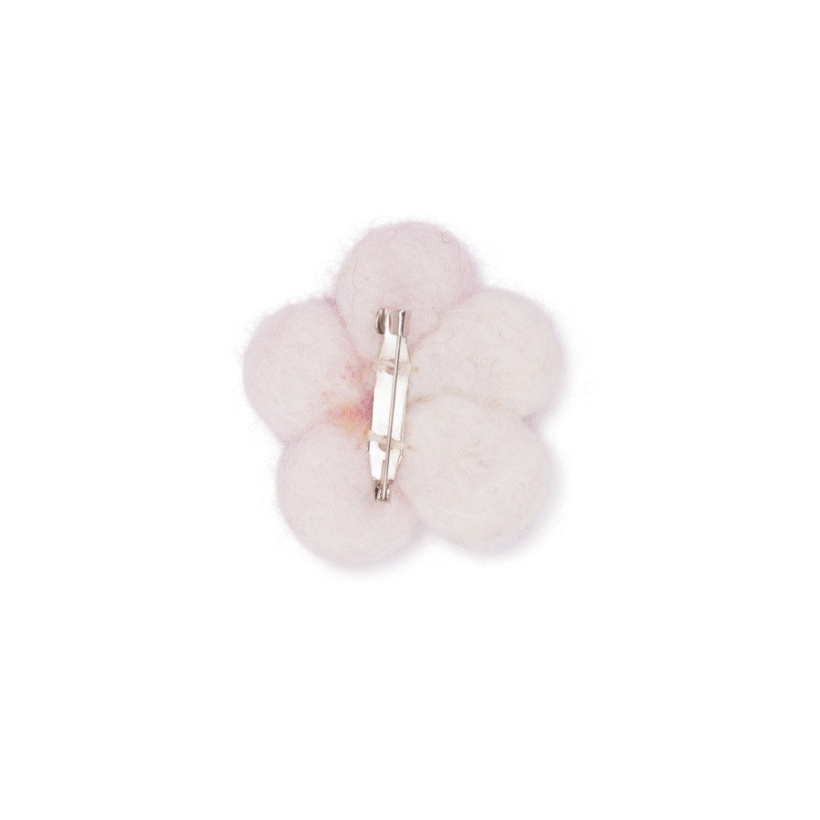 Detailfoto van vilten broche viooltje wit-roze