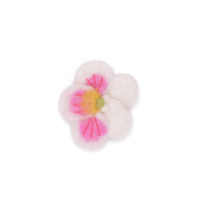 Detailfoto van vilten broche viooltje wit-roze