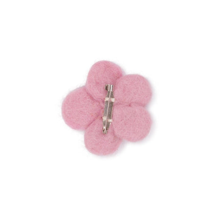 Detailfoto van vilten broche viooltje roze