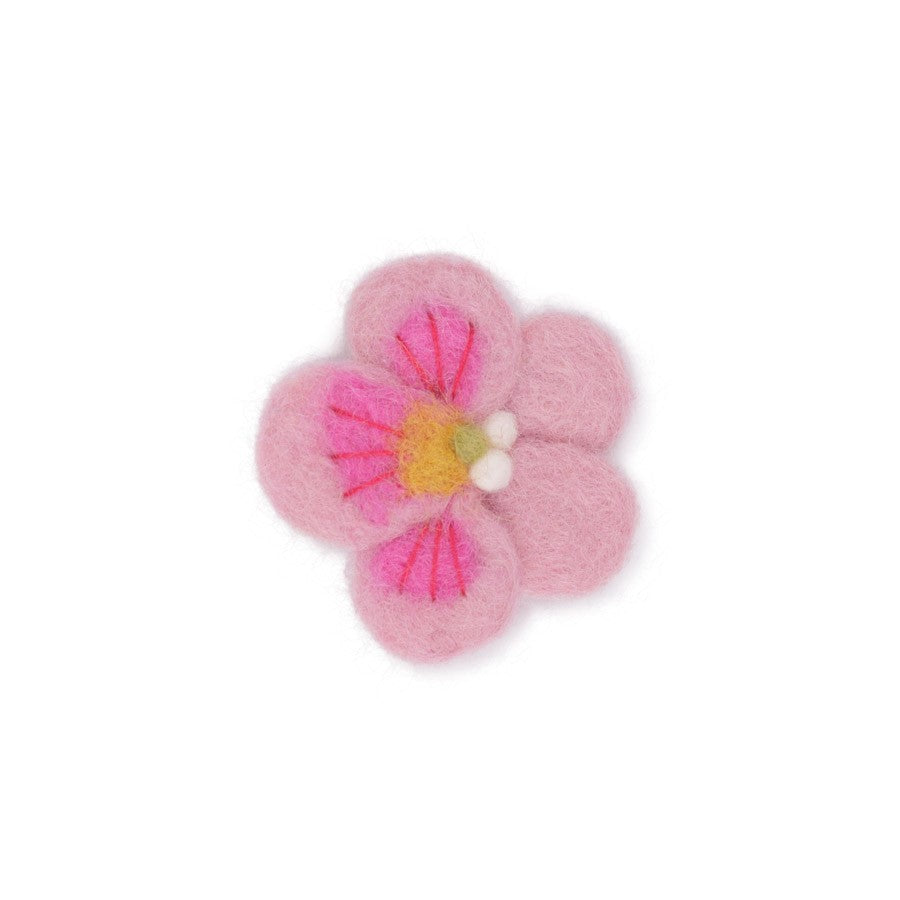 Detailfoto van vilten broche viooltje roze
