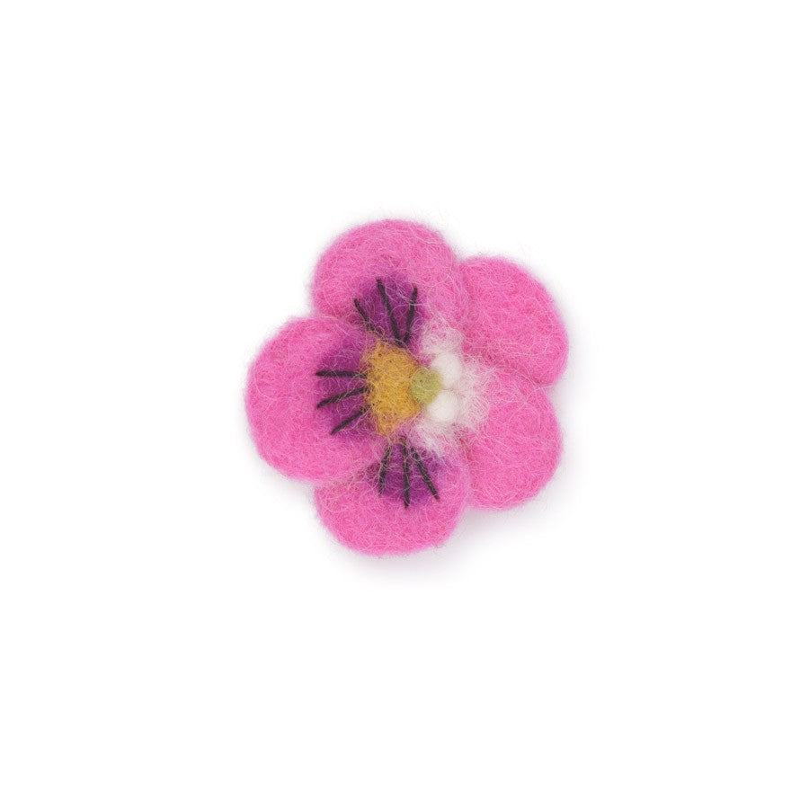Detailfoto van vilten broche viooltje fuchsia