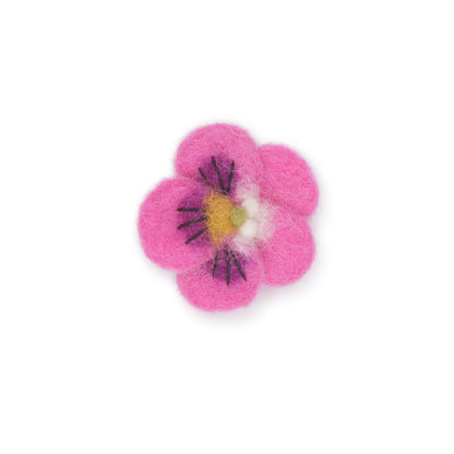 Detailfoto van vilten broche viooltje fuchsia