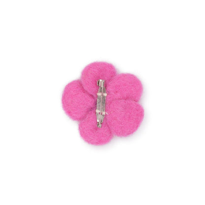 Detailfoto van vilten broche viooltje fuchsia