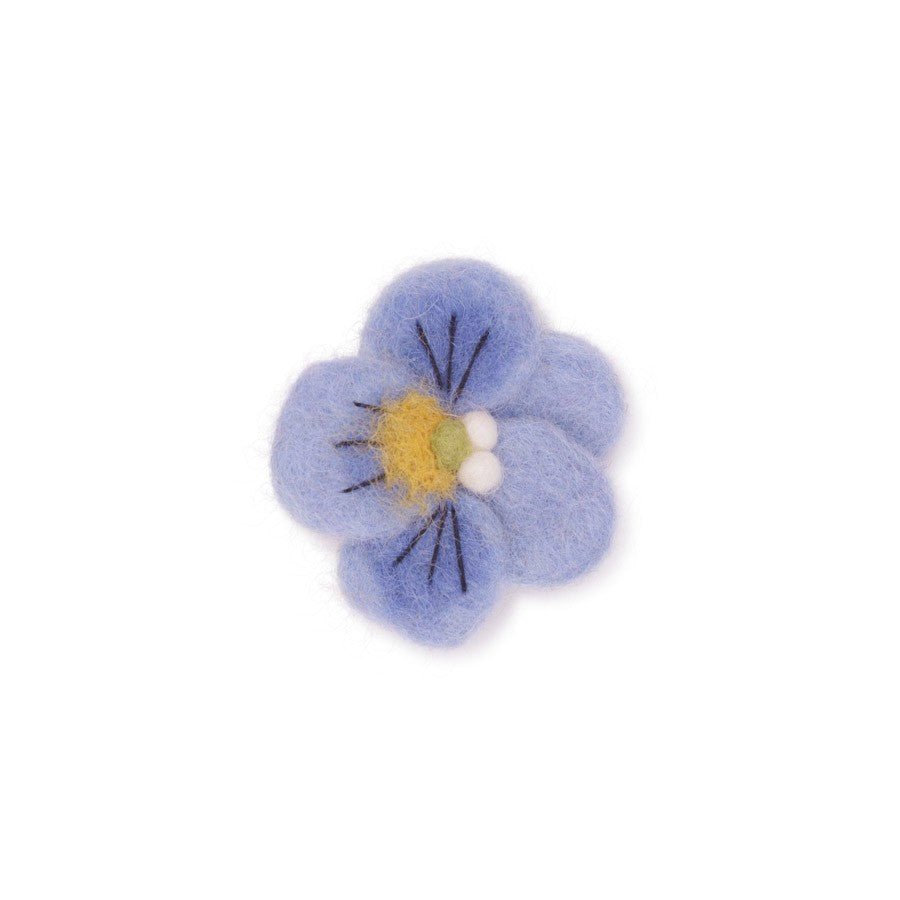 Detailfoto van vilten broche viooltje lichtblauw