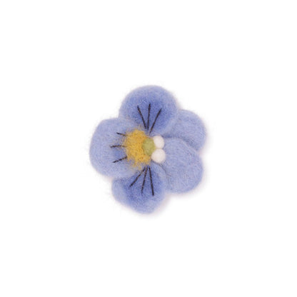Detailfoto van vilten broche viooltje lichtblauw
