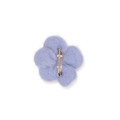 Detailfoto van vilten broche viooltje lichtblauw