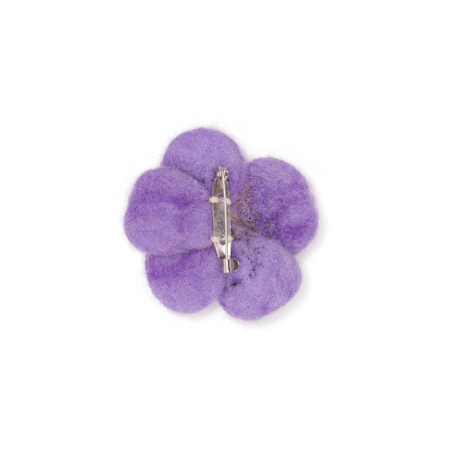 Detailfoto van vilten broche viooltje lila