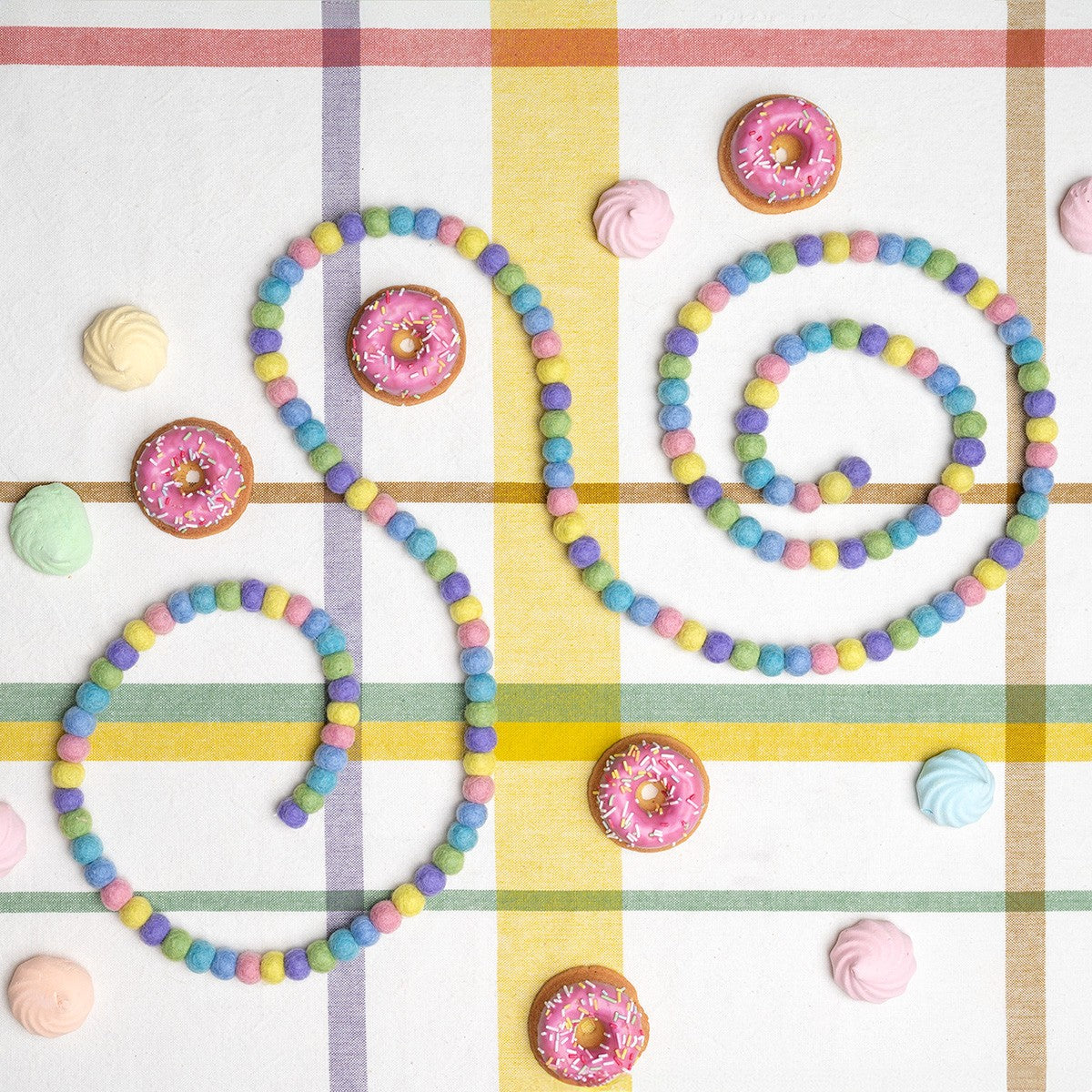 Detailfoto van vilten viltslinger viltballetjes small pasteltinten