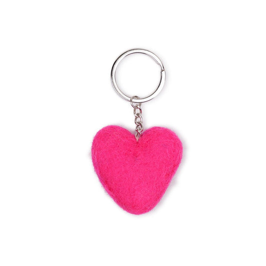 Detailfoto van vilten sleutelhanger hart fuchsia