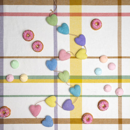 Detailfoto van vilten viltslinger hart pasteltinten