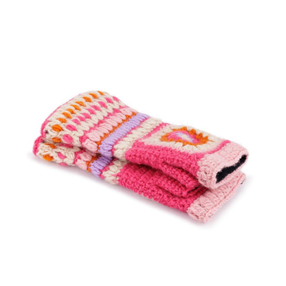 Detailfoto van vilten handwarmers granny square colorful fuchsia-oranje