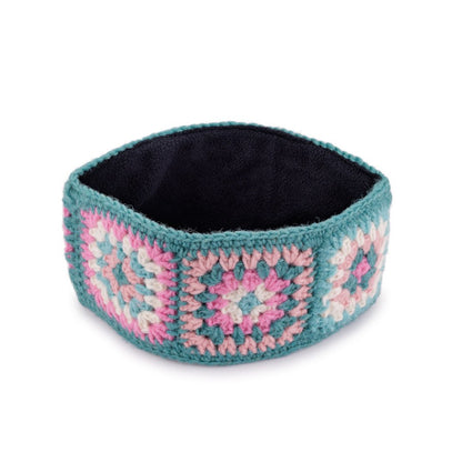 Detailfoto van haarband granny square colorful turquoise-roze