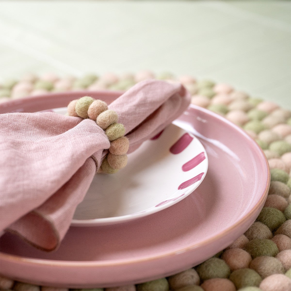 Detailfoto van vilten servetring viltballetjes roze-groen 6 st.