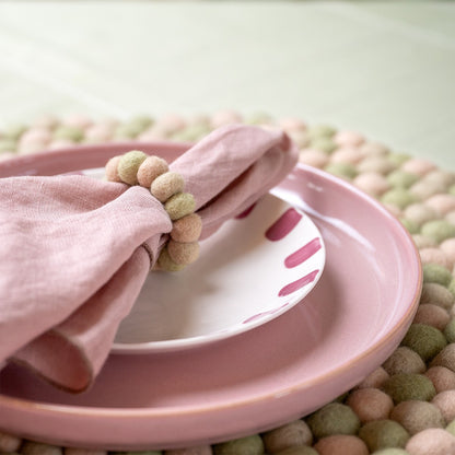 Detailfoto van vilten servetring viltballetjes roze-groen 6 st.