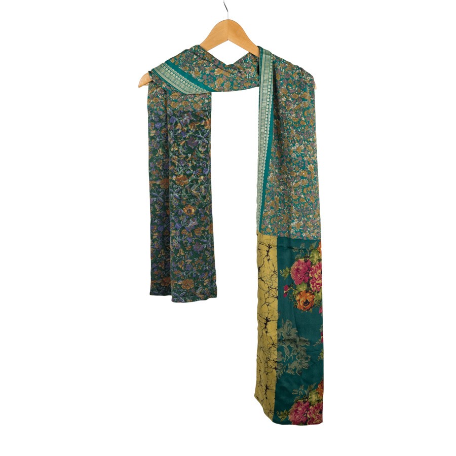 Detailfoto van vilten sarisjaal patchwork groentinten