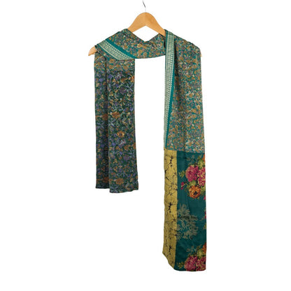 Detailfoto van vilten sarisjaal patchwork groentinten