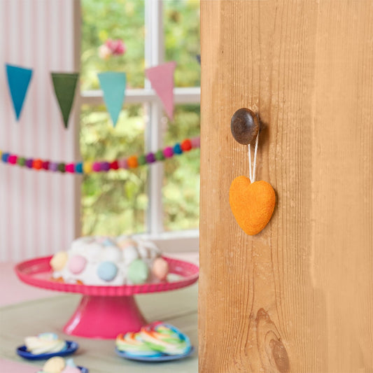 Vilten hanger hart oranje