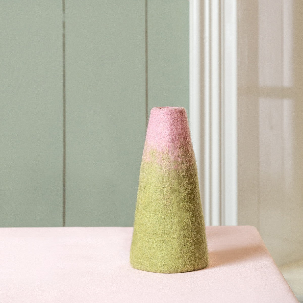 Detailfoto van vilten vaas roze-groen medium