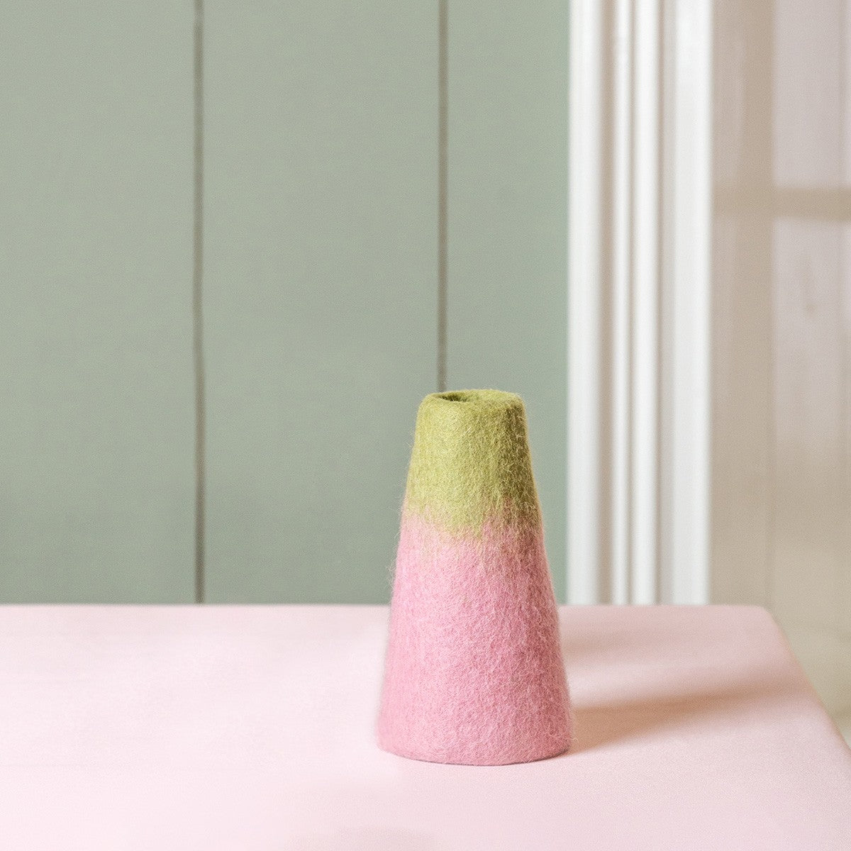 Detailfoto van vilten vaas roze-groen small