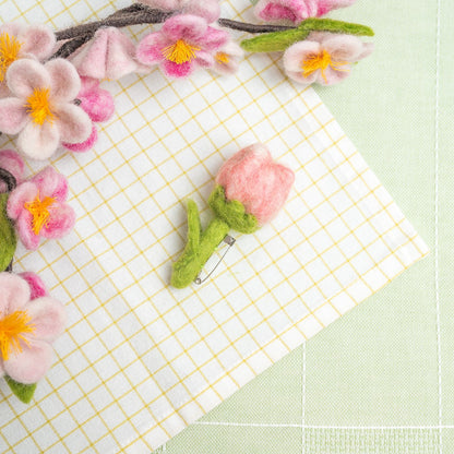 Detailfoto van vilten broche tulp zoë