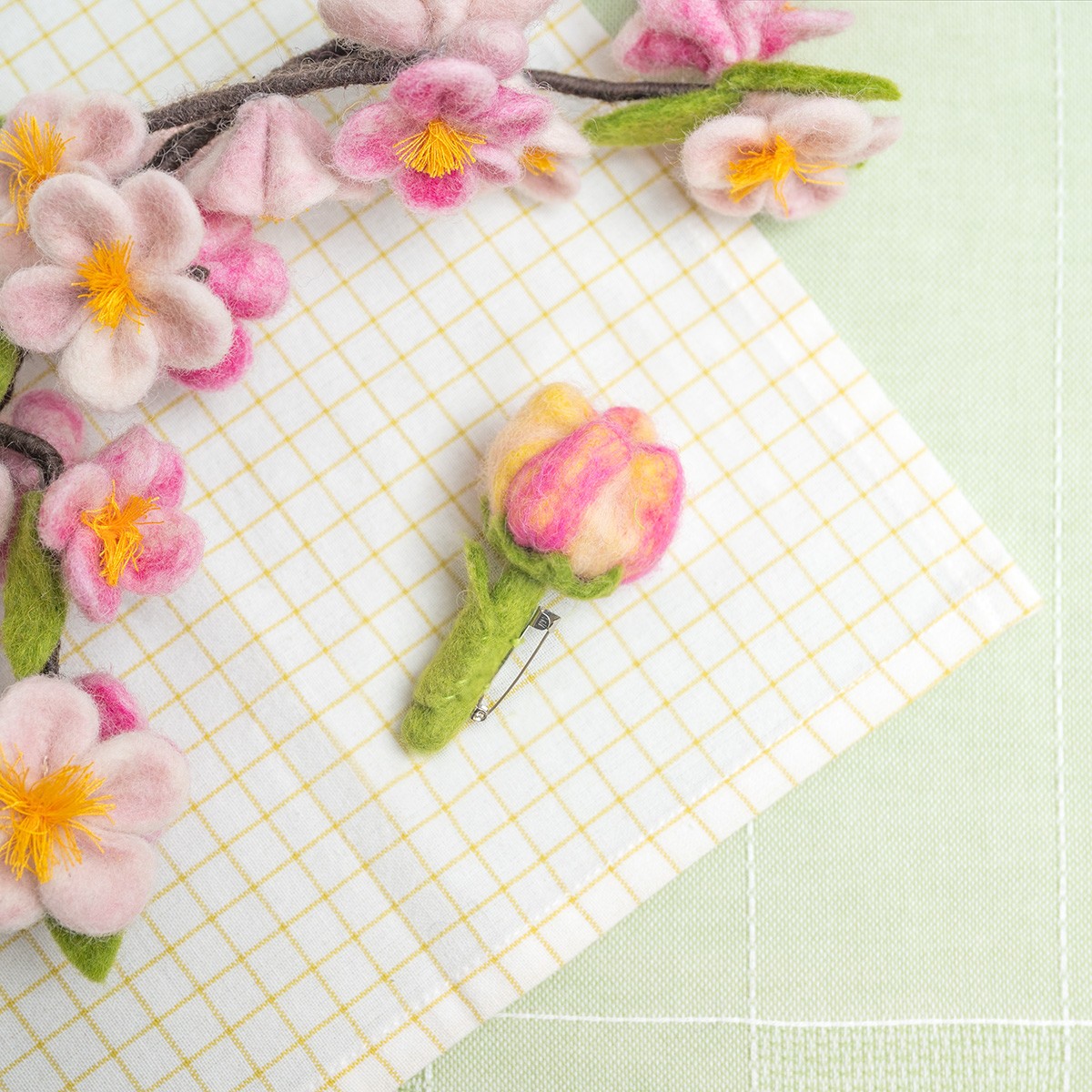 Detailfoto van vilten broche tulp romy