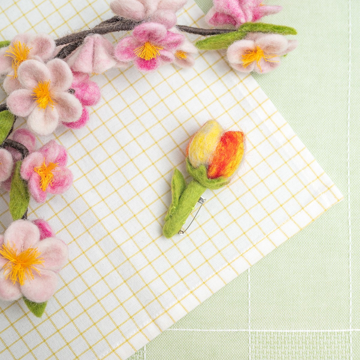 Detailfoto van vilten broche tulp riva
