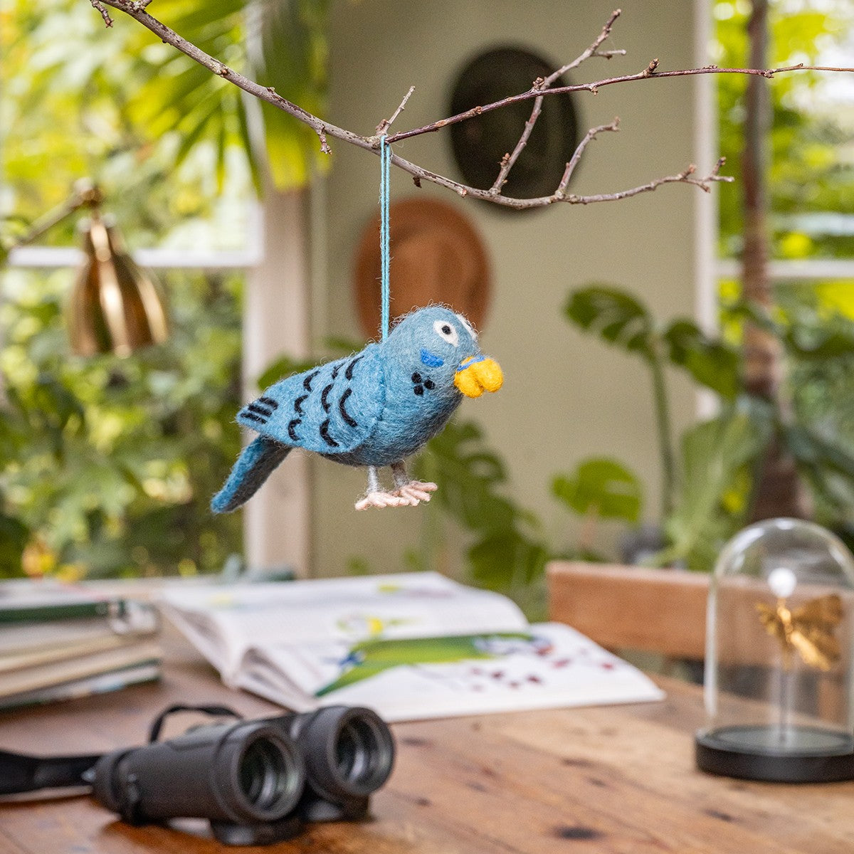 Detailfoto van vilten vogel: grasparkiet blauw