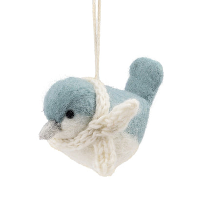 Detailfoto van hanger vogeltje ijsblauw van vilt