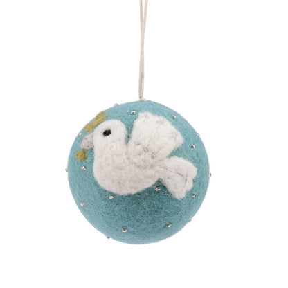 Detailfoto van kerstbal ijsblauw vredesduif van vilt