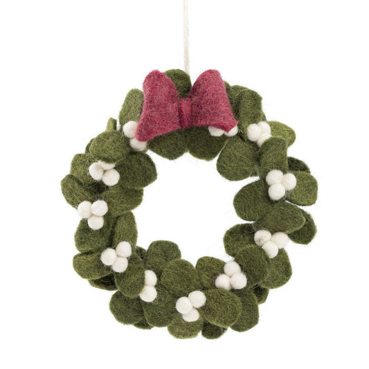 Detailfoto van vilten hanger krans mistletoe met strik
