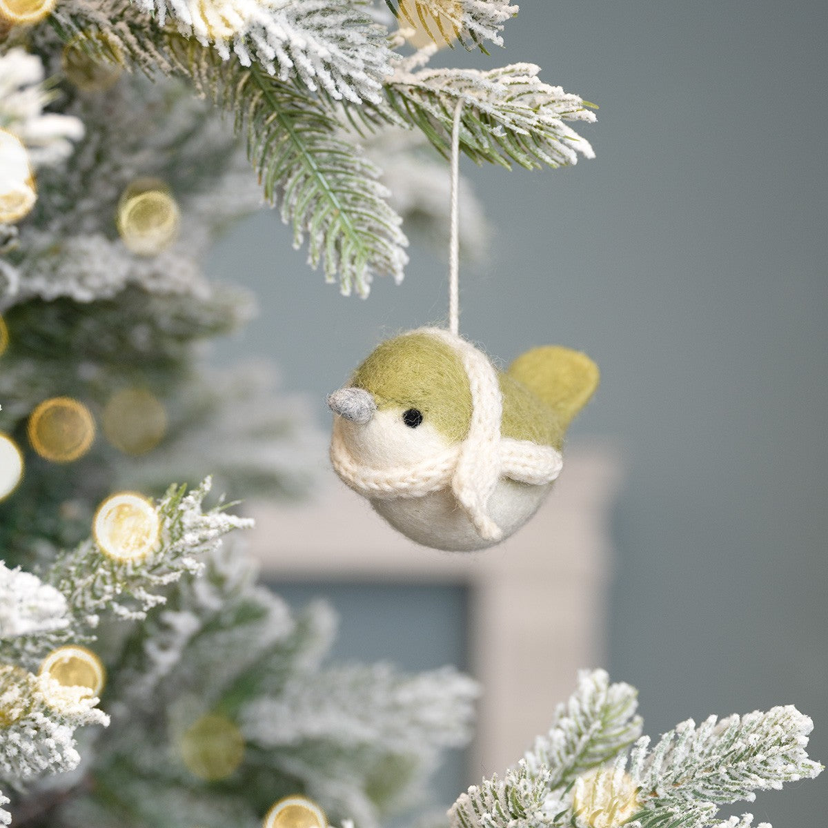 Detailfoto van hanger vogeltje lichtgroen van vilt