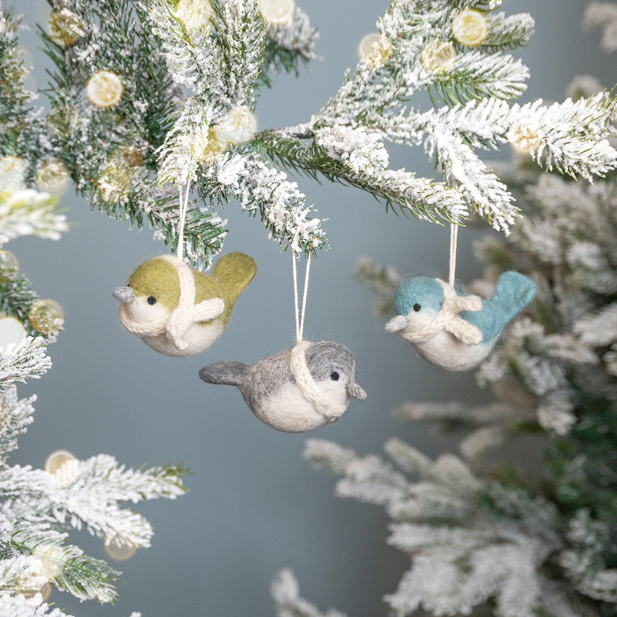 Detailfoto van hanger vogeltje lichtgroen van vilt