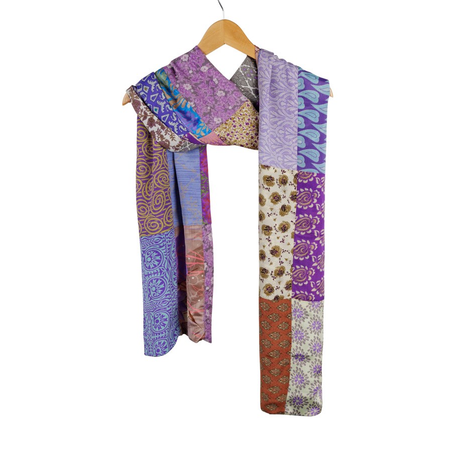 Detailfoto van vilten sarisjaal patchwork paarstinten