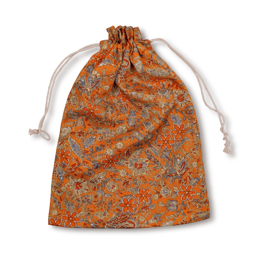 Detailfoto van vilten sarisjaal patchwork rood-oranjetinten