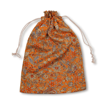 Detailfoto van vilten sarisjaal patchwork rood-oranjetinten