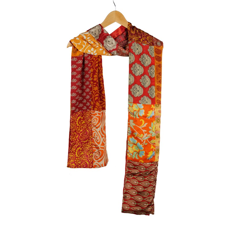 Detailfoto van vilten sarisjaal patchwork rood-oranjetinten