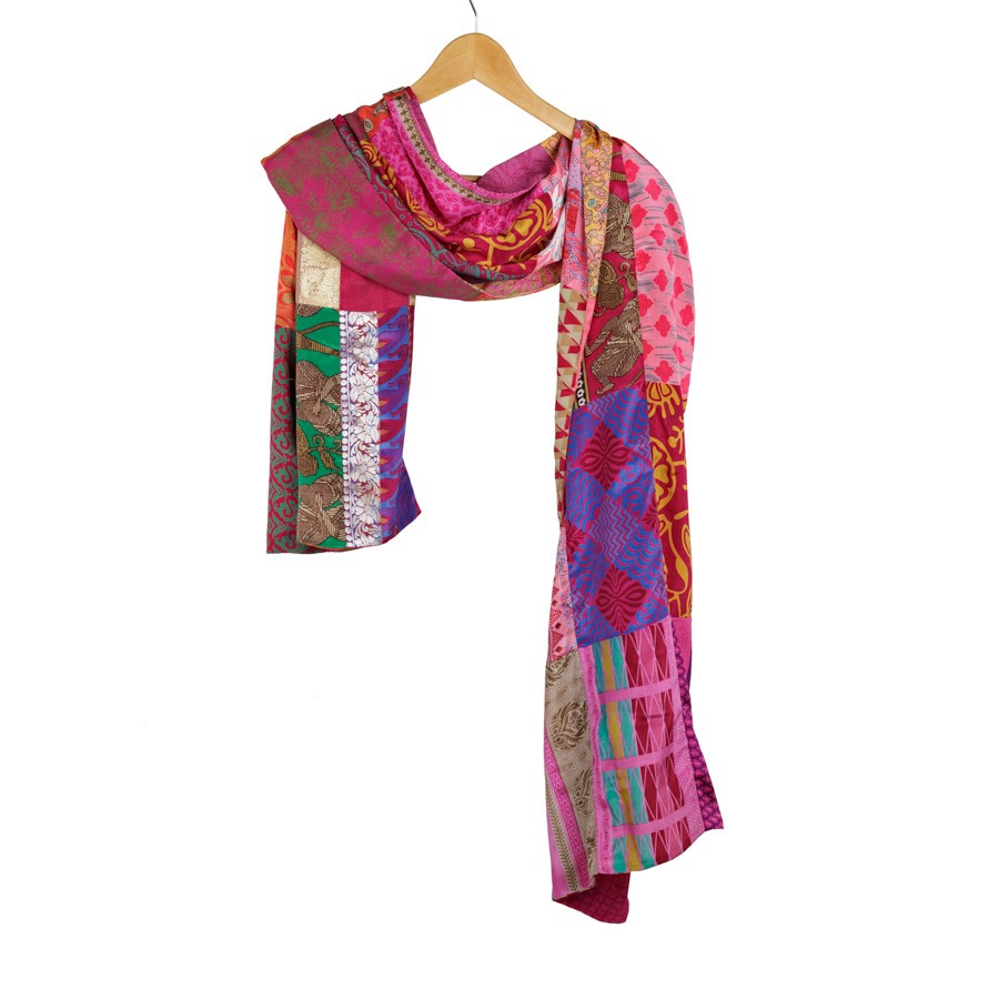 Detailfoto van vilten sarisjaal patchwork rozetinten