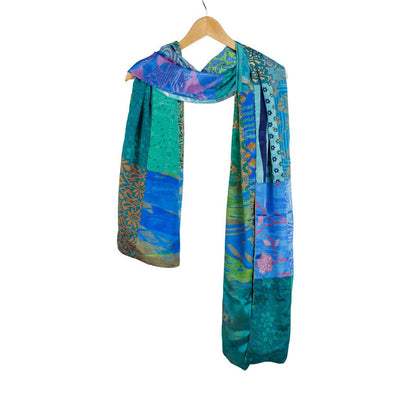 Detailfoto van vilten sarisjaal patchwork turquoisetinten