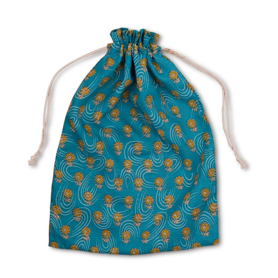 Detailfoto van vilten sarisjaal patchwork turquoisetinten