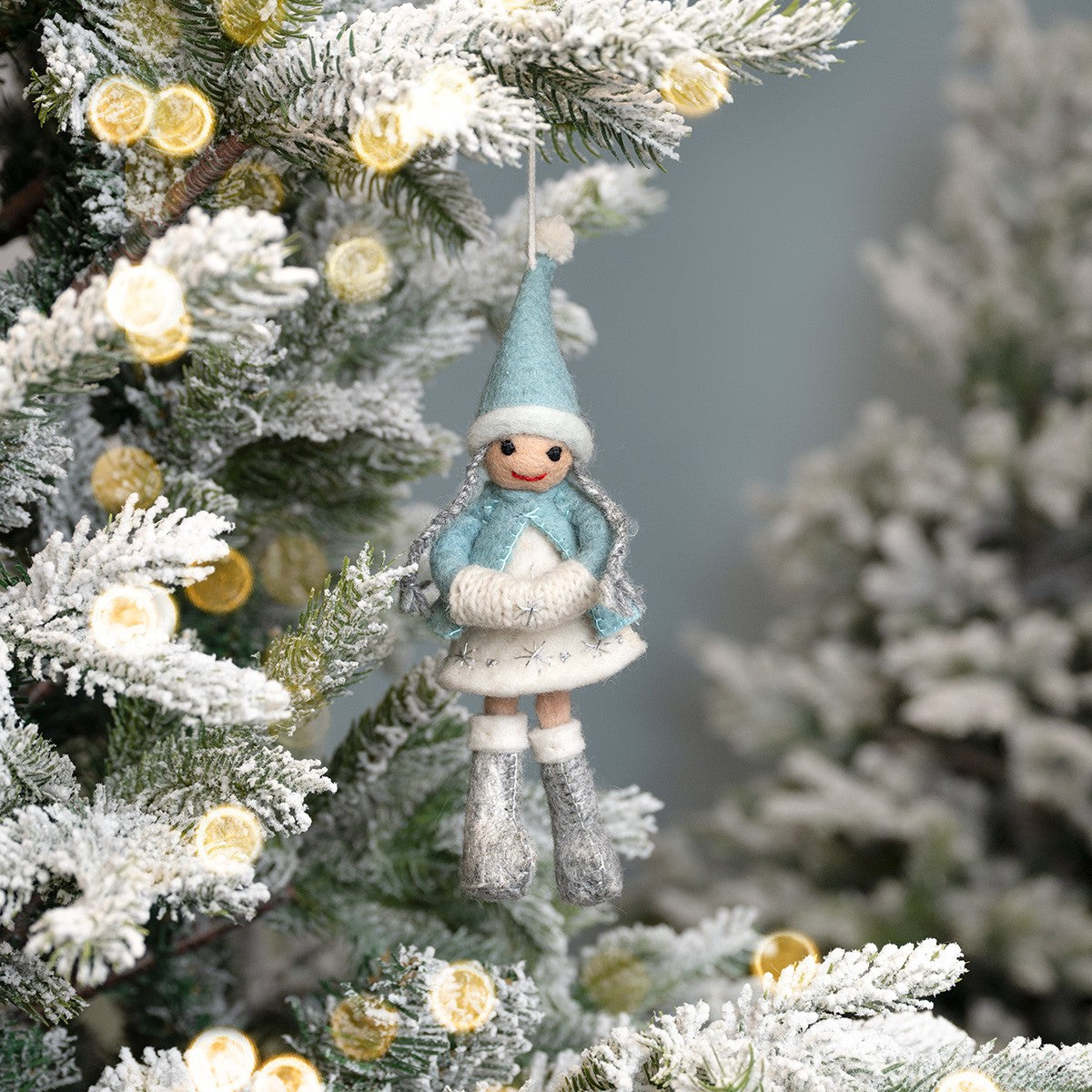 Detailfoto van hanger winterfee ijsblauw van vilt