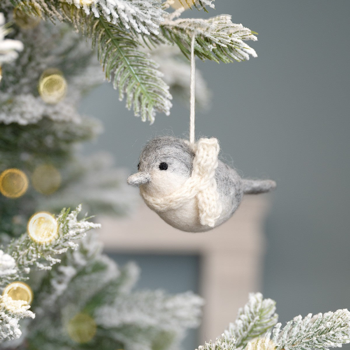 Detailfoto van hanger vogeltje lichtgrijs van vilt