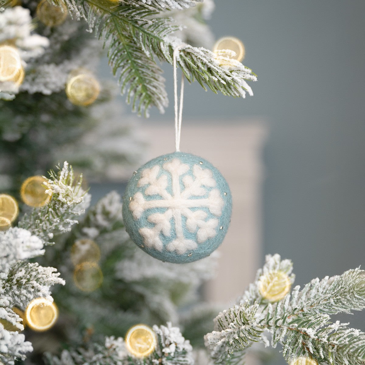 Detailfoto van kerstbal ijsblauw sneeuwvlok van vilt