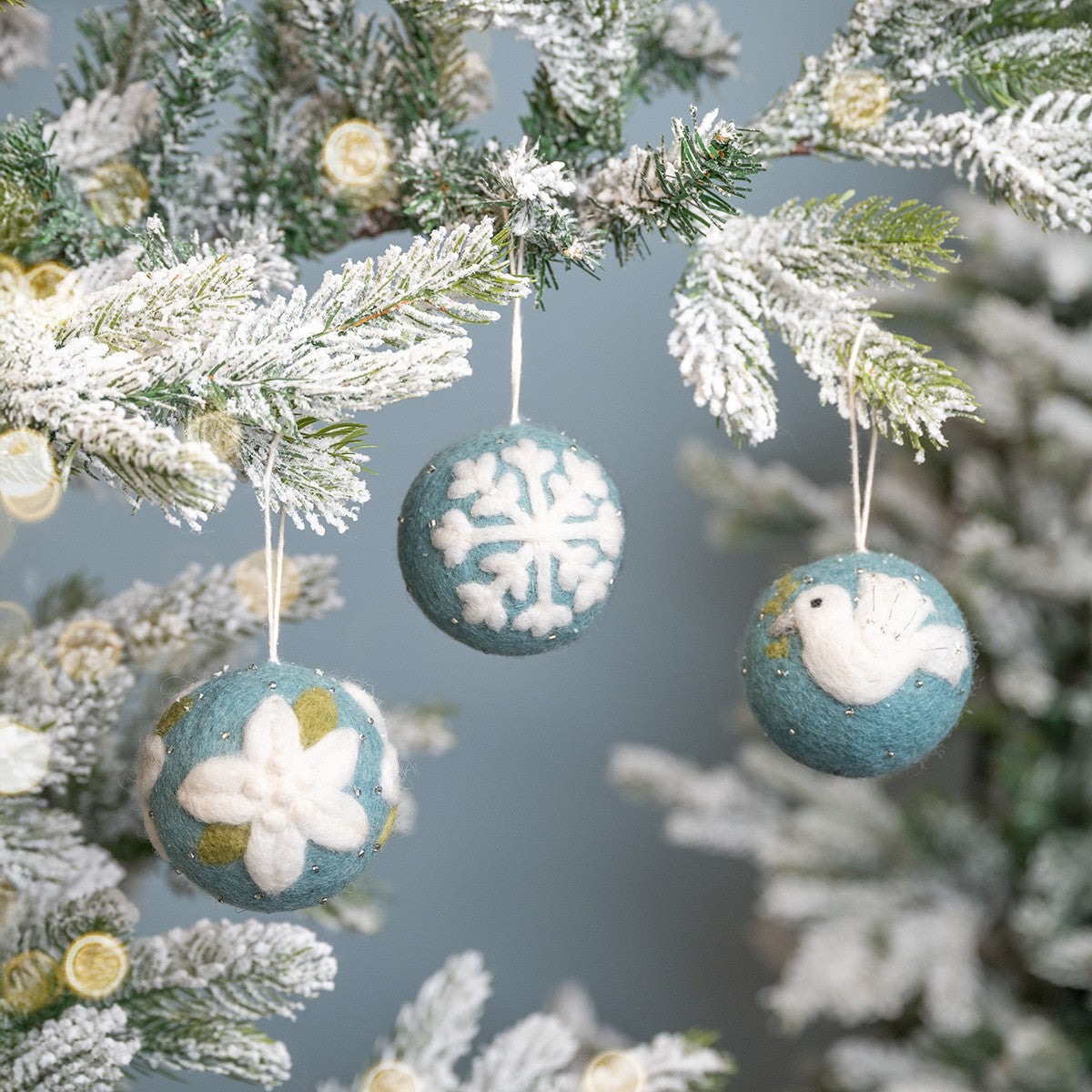 Detailfoto van kerstbal ijsblauw sneeuwvlok van vilt