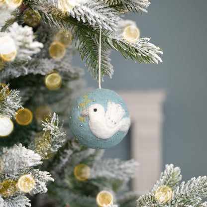 Detailfoto van kerstbal ijsblauw vredesduif van vilt