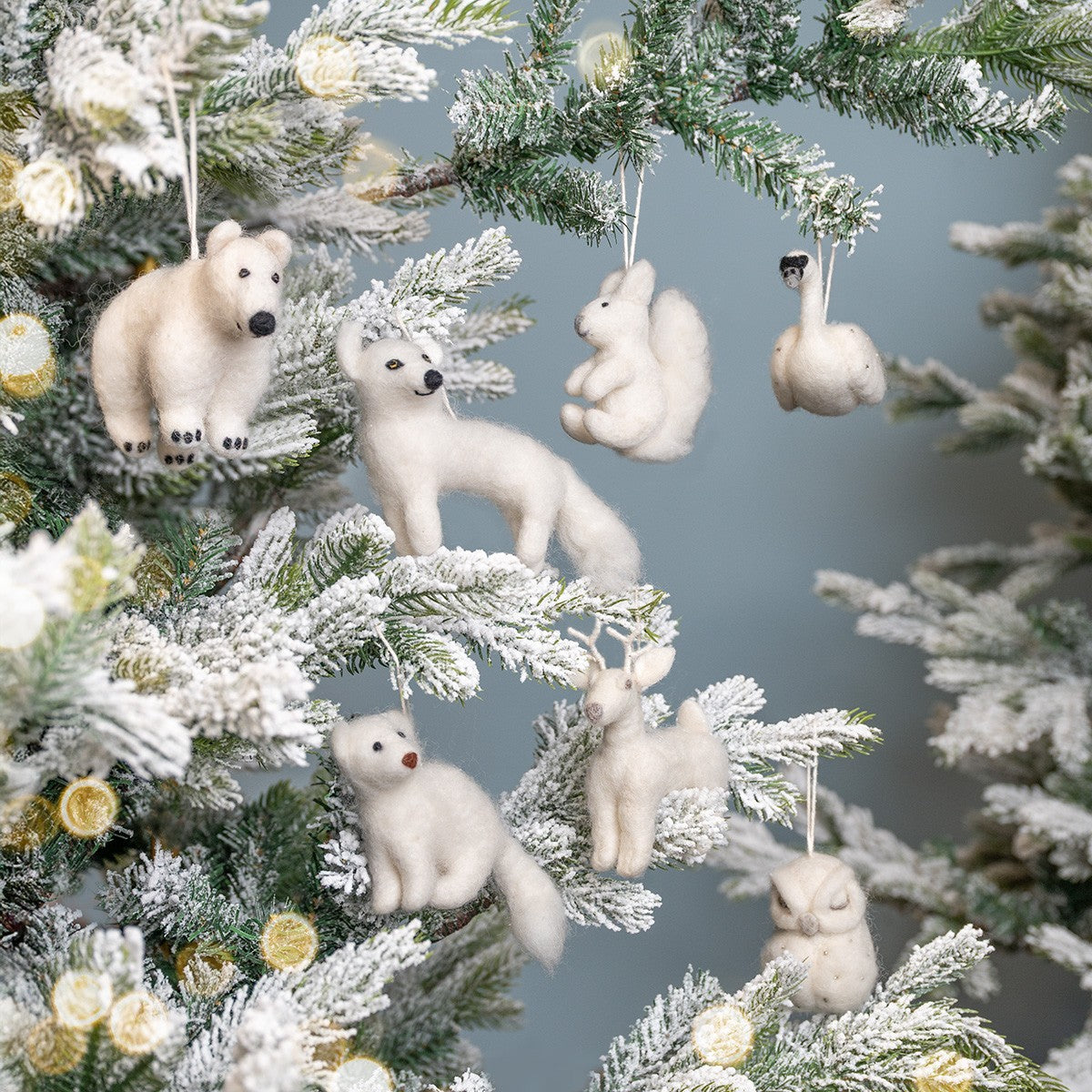 Detailfoto van hanger winter eekhoorn wit van vilt