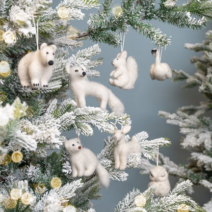 Detailfoto van hanger winter rendier wit van vilt
