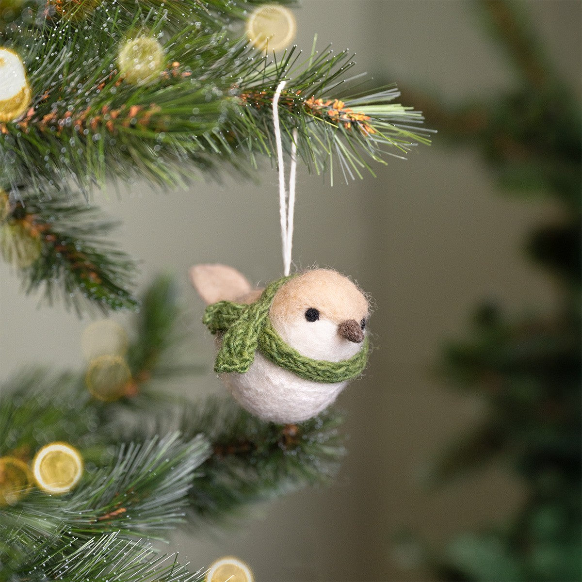 Detailfoto van vilten hanger vogeltje crème